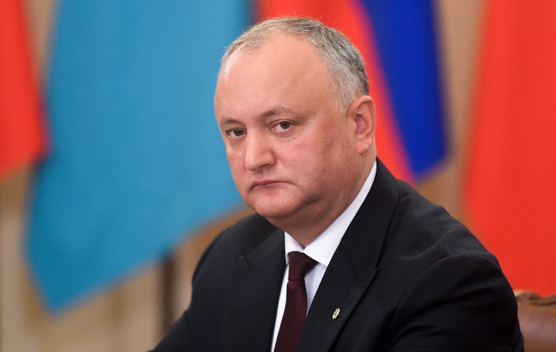 Cumnatul lui Igor Dodon, prins de procurori în timp ce mânca un document despre tranzacții de peste 700.000 de euro