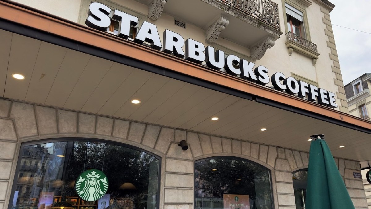 Geneva, Elveția - 12 ianuarie 2023. Cafeneaua Starbucks. Starbucks Coffee este un lanț american de cafenele, fondat în Seattle