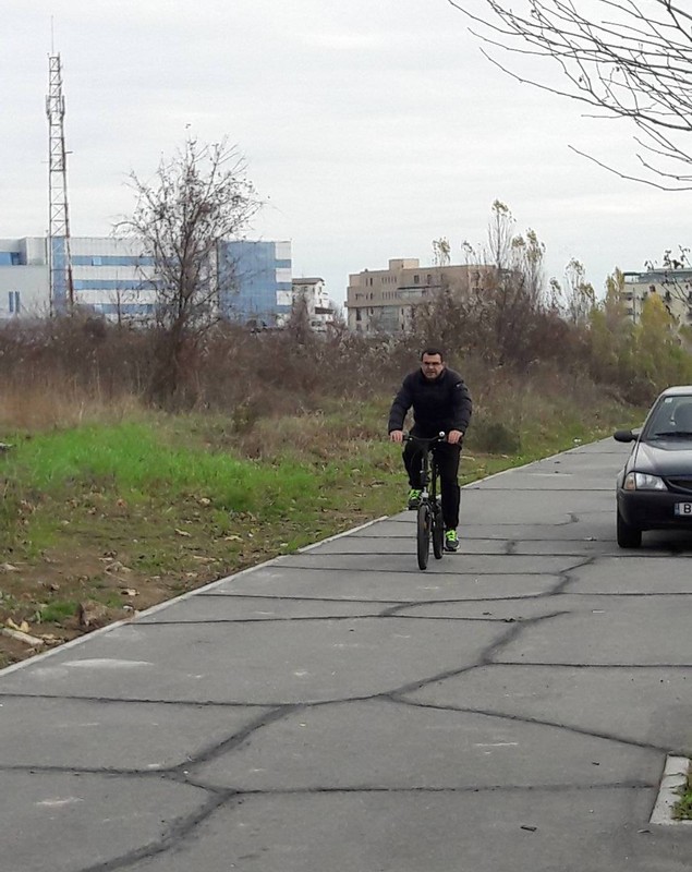 EXCLUSIV/ ”Limuzina” cu care Mihai Mărgineanu pleacă de la aeroport are... două roți!  De la manșa propriului avion, direct pe bicicletă!