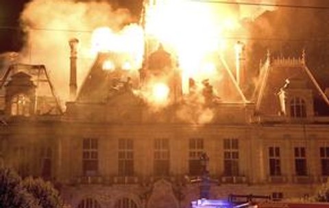 Scene șocante în Franța! Clădirea istorică a rezistat celor două războaie mondiale, dar a fost incendiată de protestatari