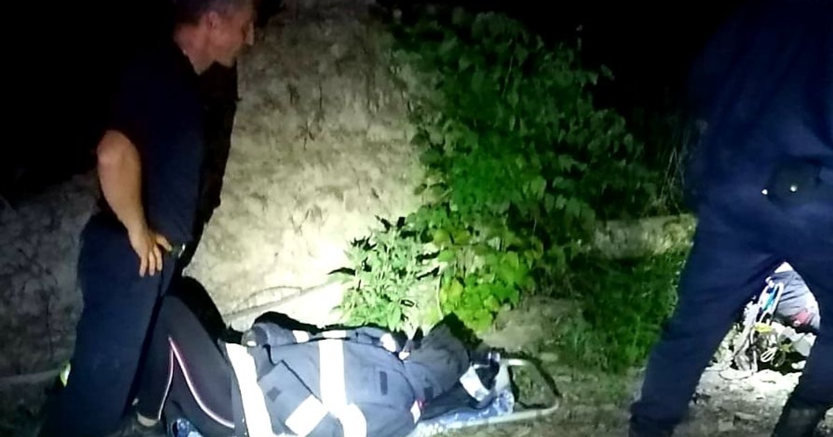 Grup de turiști cu o fată rănită, salvați din pădure de pompieri, în Arad. Cum au reușit să-i localizeze