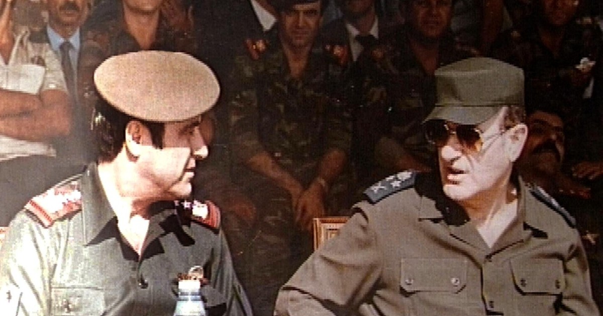 defunctul președinte sirian Hafez al-Assad (dreapta) cu fratele său mai mic Rifaat al-Assad (stânga) la o ceremonie militară din Damasc
