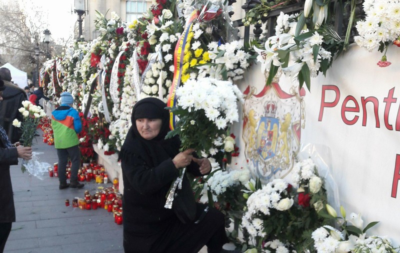 Scandal la gardul Palatului Regal. Femeie acuzată că fură florile VIDEO