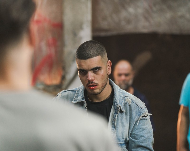 Cum se descurcă cântărețul Andrei Bănuță ca actor în serialul „Groapa”: „Scenele cu bătaie au fost cele mai grele pentru mine”