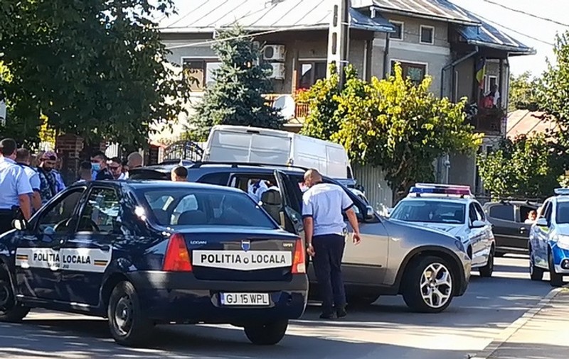 Reglare de conturi în Târgu Jiu. O familie care nu a plătit la timp banii luaţi cu camătă, ameninţată cu săbii şi cuţite