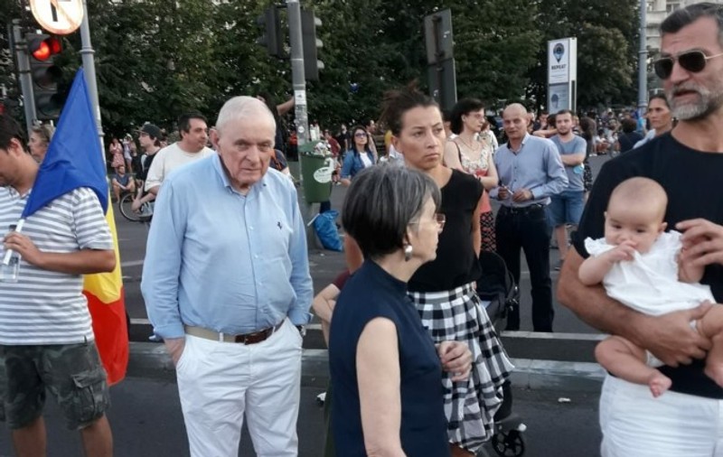 Adrian Vasilescu, senator și consilier al guvernatorului BNR, surprins printre protestatari. „M-am dus să văd cu ochii mei ce se întâmplă”