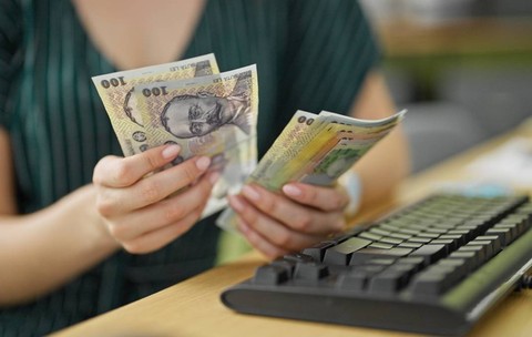O femeie numără bani. Poză cu caracter ilustrativ. Foto: Shutterstock