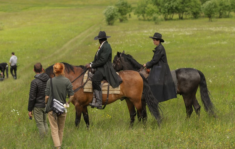 „Când am ajuns la Racoș, ne-am îndrăgostit de loc”. Povestea celebrului cowboy Django care se reinventează în Transilvania