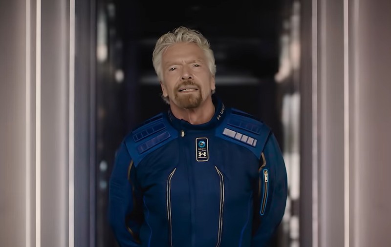 Miliardarul Richard Branson vrea să ajungă în spațiu înaintea lui Jeff Bezos