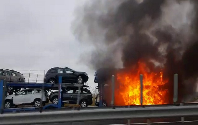 VIDEO | O platformă cu mașini noi a luat foc în mers pe autostradă, în Timiș