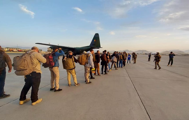 Povestea evacuării din Kabul a 14 români, care lucrau ca agenți de securitate. „Le-am lăsat talibanilor peste 400 de puști de asalt”