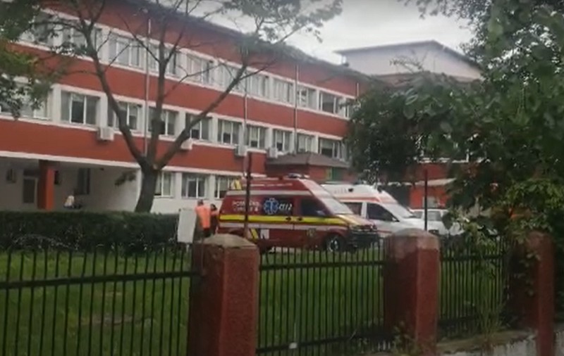 Zeci de pacienți, evacuați din spitalul Călinești din Argeș, după ce etajul 1 s-a umplut de fum