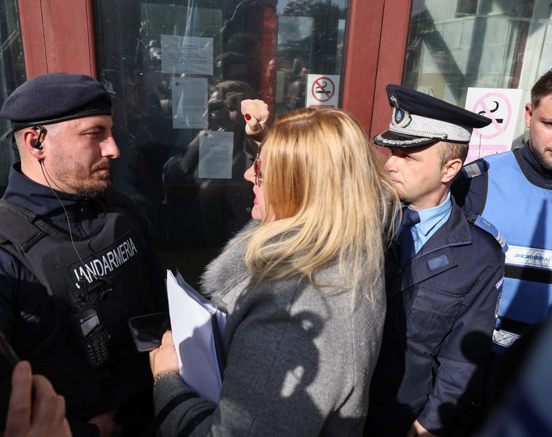 Diana Șoșoacă n-a fost lăsată să intre în Parchetul General, ca să depună plângere împotriva judecătorilor CCR