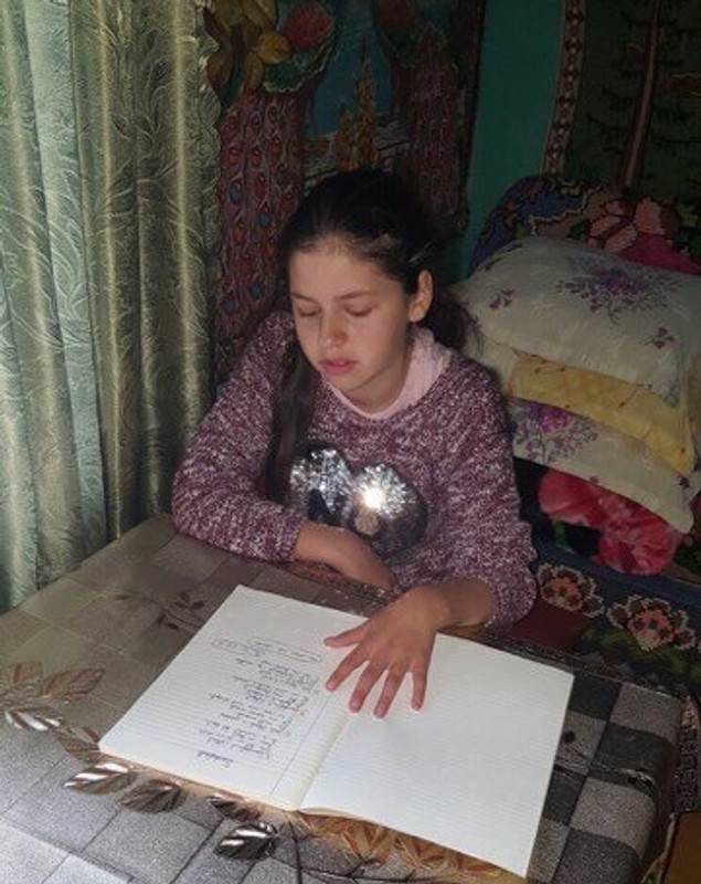 Mica poetă din vârf de deal visează să își vadă numele pe coperta unei cărți