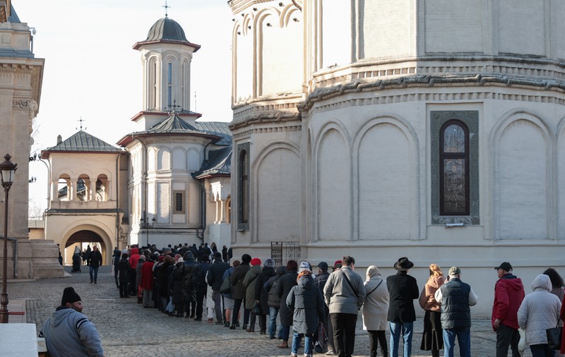 Sute de persoane la coadă în prima zi a anului, la racla Sfântului Vasile cel Mare de la Patriarhia Română