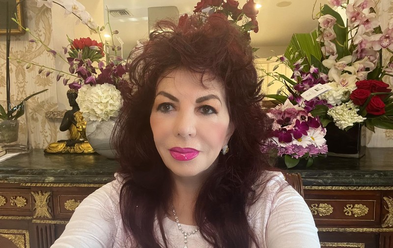 Vila lui Carmen Harra din America a fost incendiată și spartă: „Cineva mi-a dat foc”. Vedeta se afla în locuință