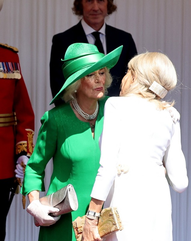 Regina Camilla și Brigitte Macron s-au sărutat, ignorând protocolul regal: Emmanuel Macron e primul lider UE care vizitează Marea Britanie, după Brexit