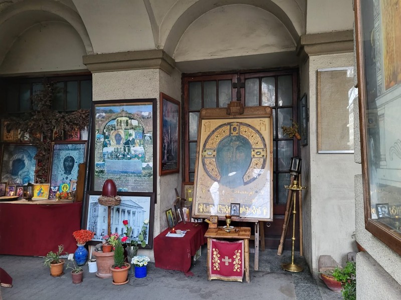 Altarul din fața muzeului de artă