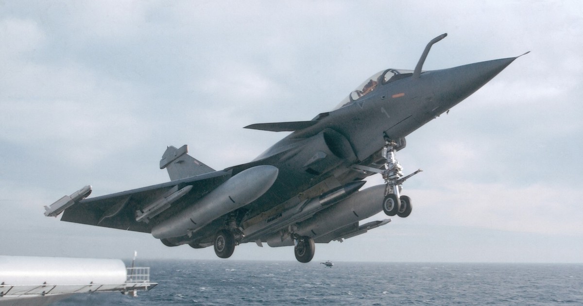 Avion de luptă Dassault Rafale surprins în timp ce decolează de pe portavionul Charles de Gaulle Foto: Profimedia