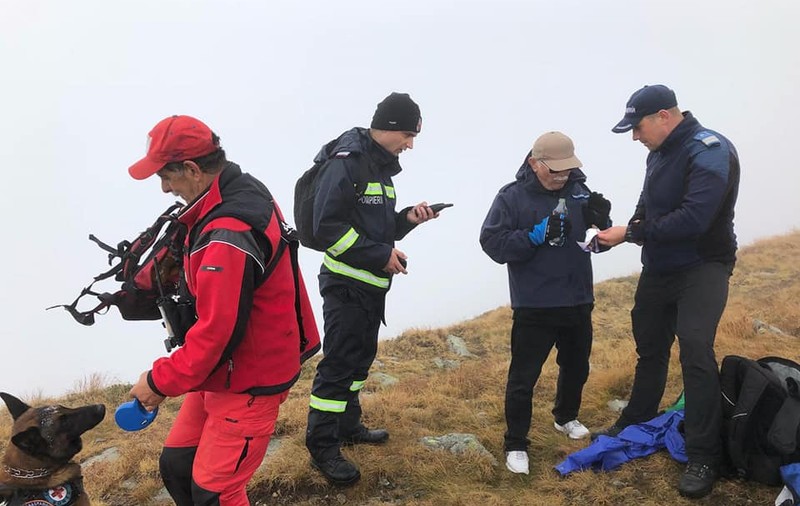 UPDATE | Turistul maghiar de 75 ani, care se rătăcise în Munţii Rodnei, a fost găsit în viață după 16 ore de căutări