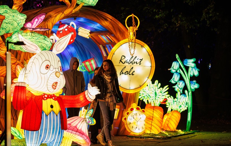 FOTO. „Alice în Țara Minunilor”, festival de lumini în Grădina Botanică din București. Cel mai lung tunel luminat din Europa e aici și are 320.000 de leduri
