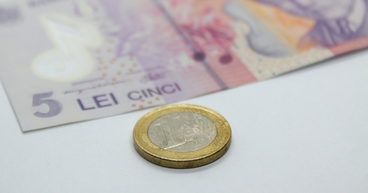 O bancnotă de 5 lei și o monedă de un euro.