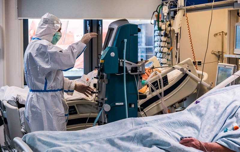 Un asistent medical din Piatra Neamţ, în stare gravă la ATI după ce s-a infectat cu COVID-19, chiar înainte să facă rapelul