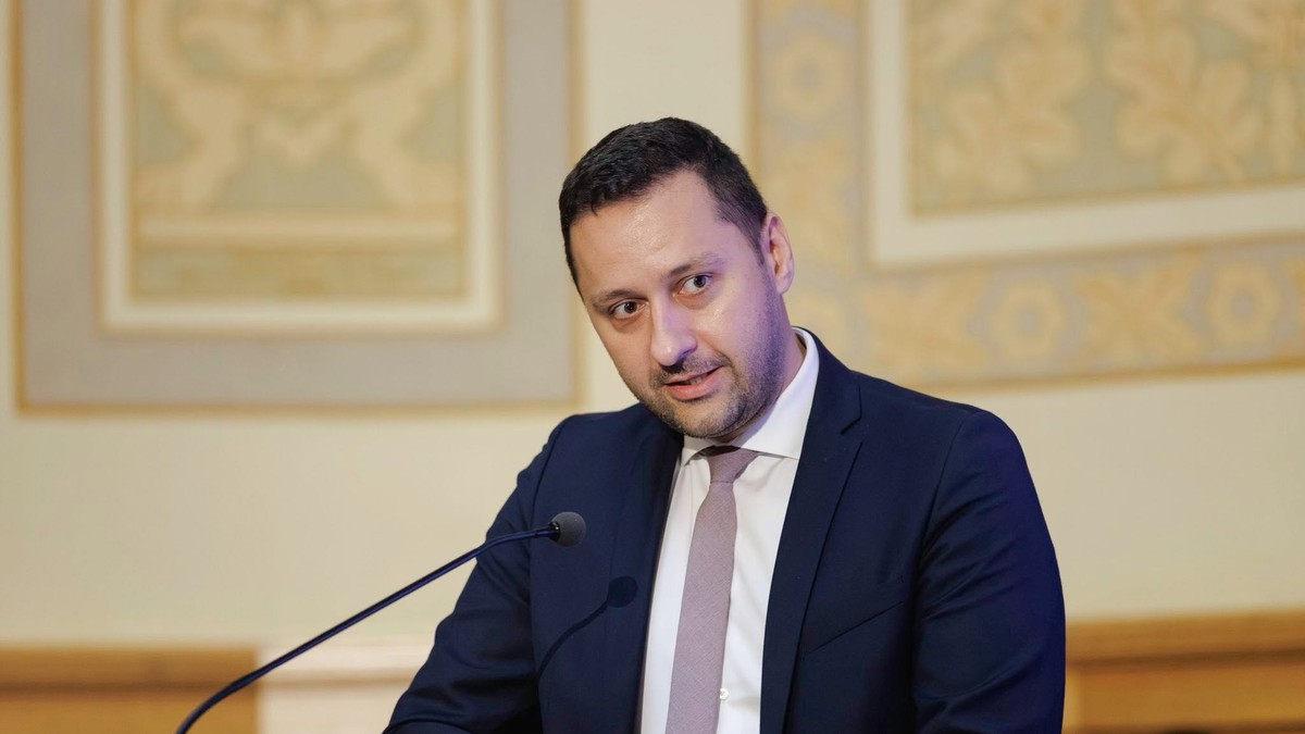 Bogdan Sticlosu vorbește în cadrul unei conferințe de presă ținută la sediul Agenției Naționale de Integritate, București, iunie 2026