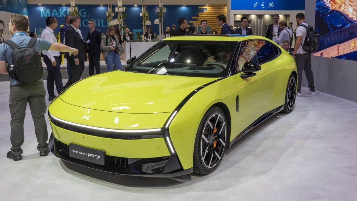 O mașină electrică galbenă Mona, a companiei chineze Xpeng, expusă la târgul de la München, Germania, IAA 2025