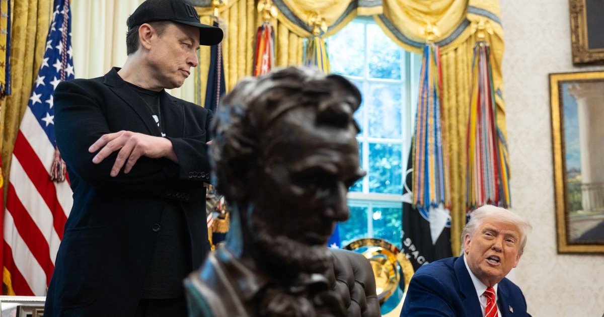 Președintele Statelor Unite, Donald Trump, participă la o conferință de presă alături de Elon Musk, director executiv al Tesla, SpaceX și X