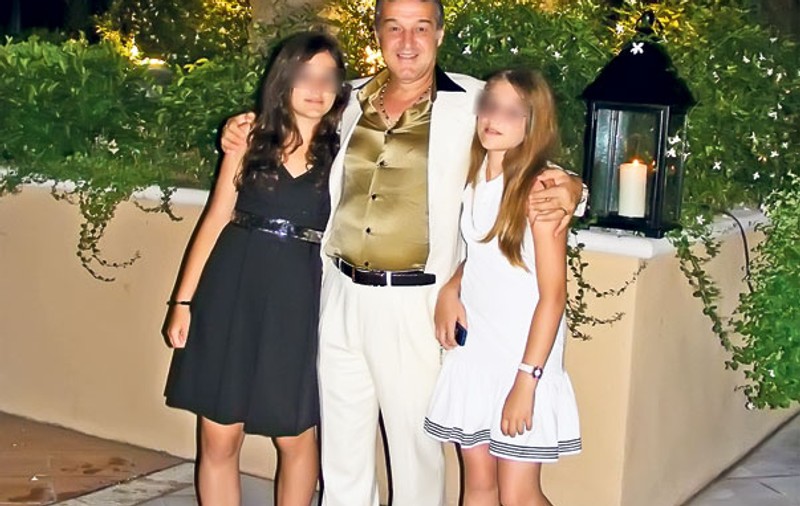 Libertatea vă prezintă cum a petrecut Gigi Becali ultimele clipe de libertate alături de familia sa | Şi-a strâns în braţe fetele şi a plecat. La arest!