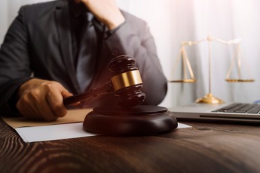 În cazul bărbatului care a desenat pe mașini svastici folosind cheia, instanța a apreciat „că motivul comiterii faptelor nu l-a constituit o înclinaţie spre simbolurile fasciste”