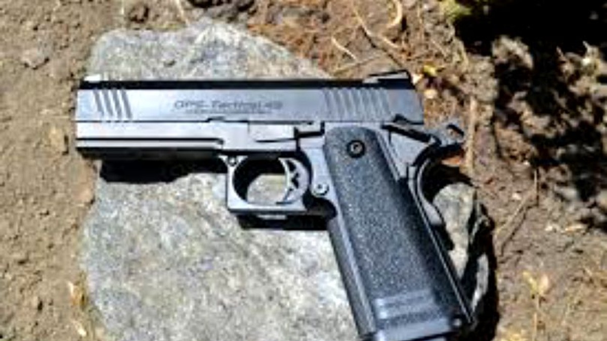 Arsenal de arme găsit la locuința a doi soți din Galați