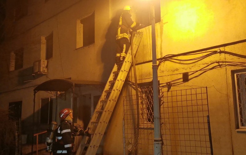 Incendiu puternic într-un bloc din Galați. 20 de persoane, printre care și doi copii, au fost evacuate din imobil