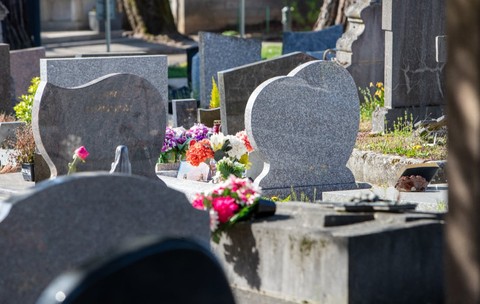 O familie din Slovacia a încremenit în cimitir când a auzit sunete ciudate din mormânt. Ce au descoperit când au deschis sicriul