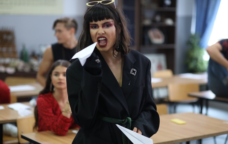 Rolul din serial, făcut după felul ei de-a fi extravagant! Actrița Rebecca Nicolescu, din “Profu”: “Sunt foarte drama queen”