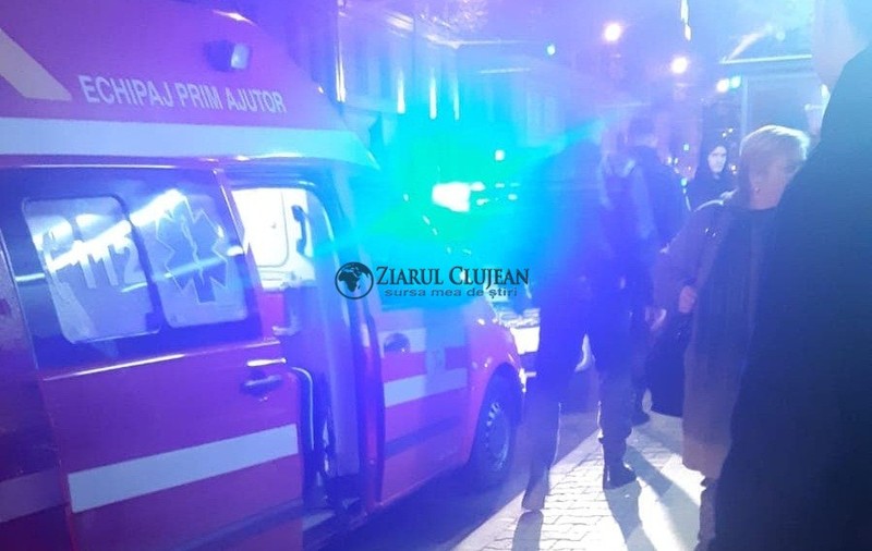 Tânăr înjunghiat în spate și tăiat pe față, într-o stație din Cluj-Napoca. Agresorul a reușit să fugă