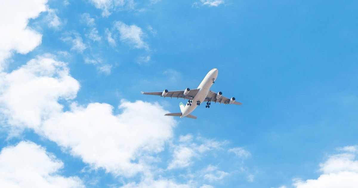 un avion alb