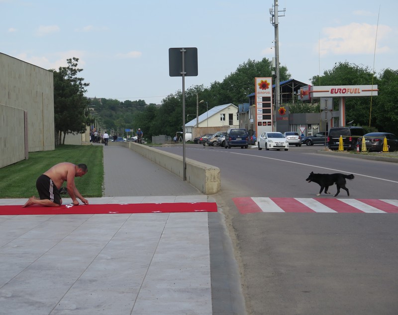 REPORTAJ LA CASTELUL MIMI. Liderii Uniunii Europene au ajuns în Republica Moldova și vor vedea locul de unde le vin oamenii care le muncesc  pe câmpuri, pe șantiere și în locuințe