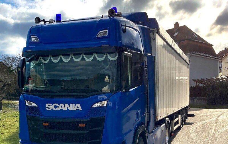 Șofer de TIR fără permis, fără plăcuțe de înmatriculare și cu girofaruri pe cabină, prins cu 100 km/h pe o autostradă în Germania