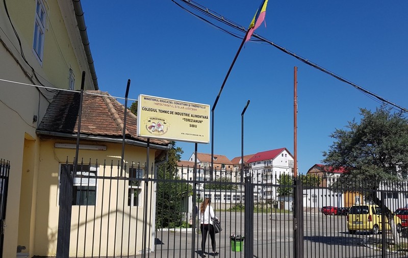 Un paznic din Sibiu a dat cu spray lacrimogen în ochii unui elev pentru că a călcat pe iarbă - VIDEO