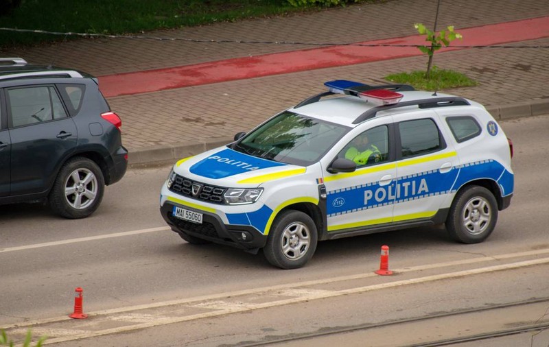 S-a răsturnat cu mașina după o urmărire ca în filme la Timișoara. Surpriza poliției după ce l-a legitimat