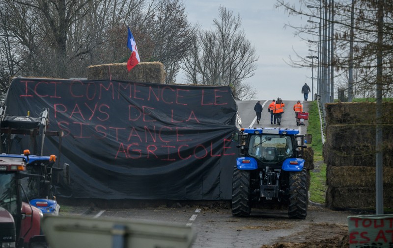 Agricultorii din Franța au blocat accesul într-o centrală nucleară, „în semn de disperare”, și amenință cu proteste pe termen lung | VIDEO