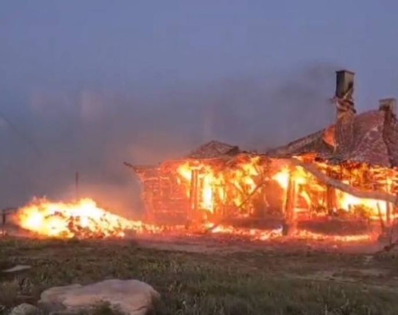 Staţia meteorologică de pe Vârful Vlădeasa din Cluj a ars într-un incendiu: „Extinderea focului, amplificată de vântul puternic de la cota 1.800”