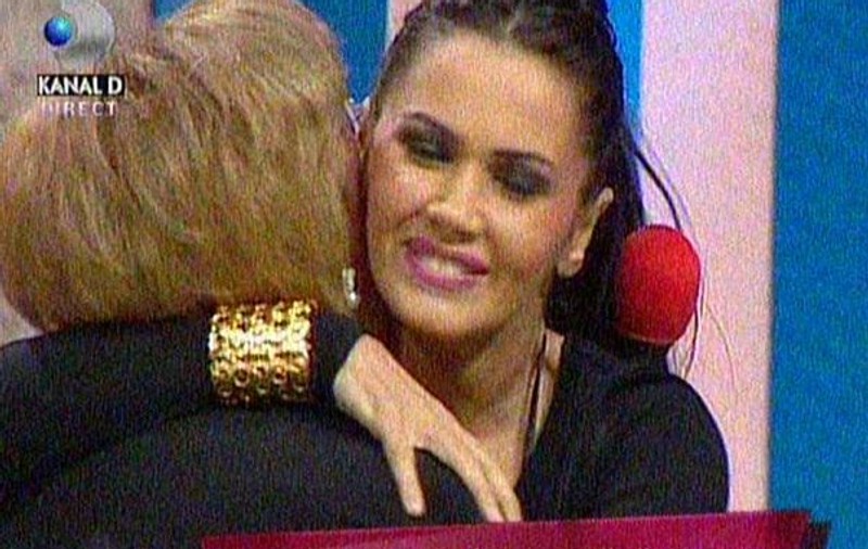 Dragoste și pace între Oana Zăvoranu și mama sa. Uite cum s-au îmbrățișat și pupat în direct! FOTO