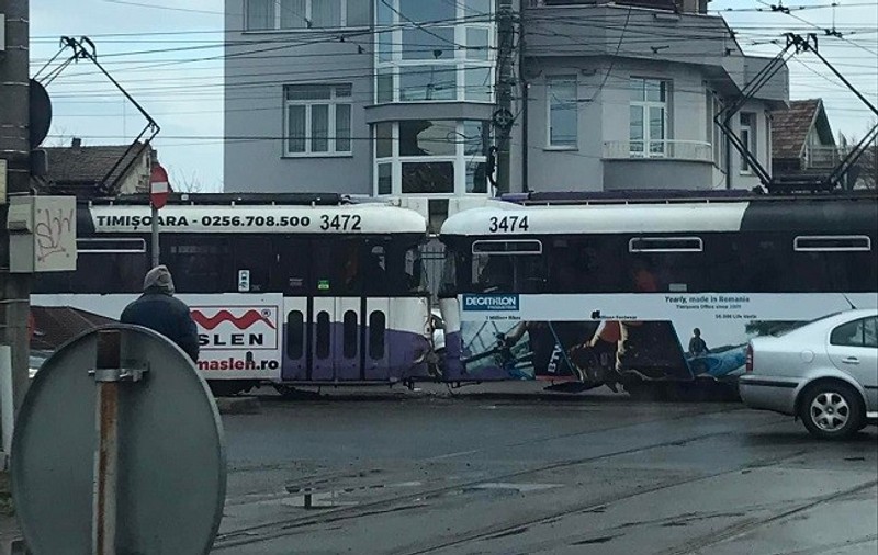 Două tramvaie s-au ciocnit frontal în Timișoara. Accidentul, surprins de camerele de supraveghere