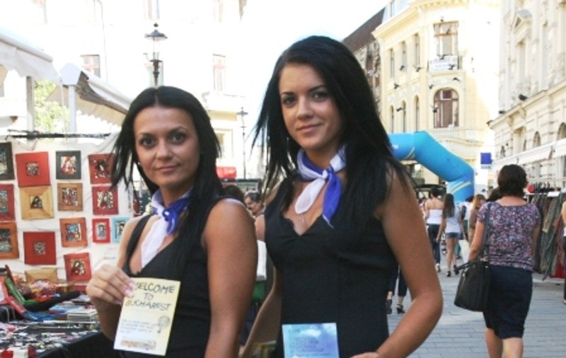 Ia uite ce domnişoare drăguţe promovează plimbările cu autobuzele turistice din Bucureşti!