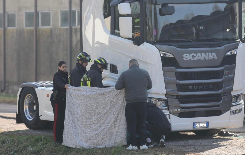 Un șofer român de TIR a fost găsit mort în cabina unui camion parcat în curtea unei firme din Mestre, Italia