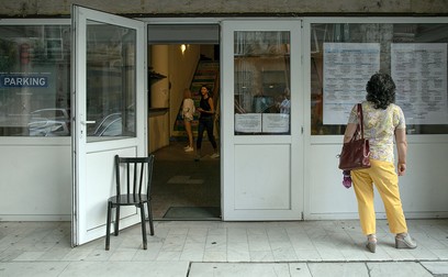 La intrarea în cinema este afișat programul filmelor pe două săptamâni