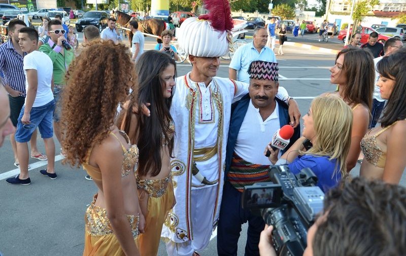 "Sultanul" Radu Mazăre a defilat pe un car alegoric, înconjurat de cadâne | FOTO&VIDEO